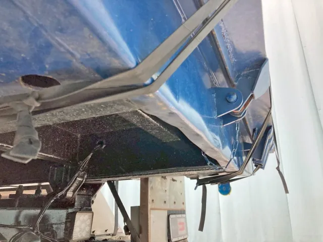 リヤレール中央部に歪みがあります。(助手席側)|日野 レンジャー LDG-GK8JLAAの写真26