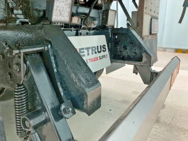 左右メインフレーム後端にヘコミがあります。(助手席側)|日野 レンジャー LDG-GK8JLAAの写真28