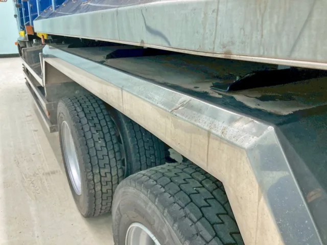 助手席側リヤフェンダーにキズ・ヘコミがあります。|日野 レンジャー LDG-GK8JLAAの写真30