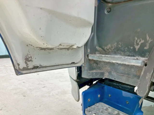 助手席ドア内側下部に腐食があります。|日野 レンジャー LDG-GK8JLAAの写真31