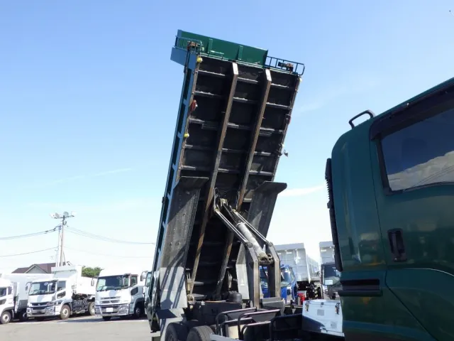 ボディー裏側の状態です。|いすゞ ギガ 2PG-CYZ77CMの写真9