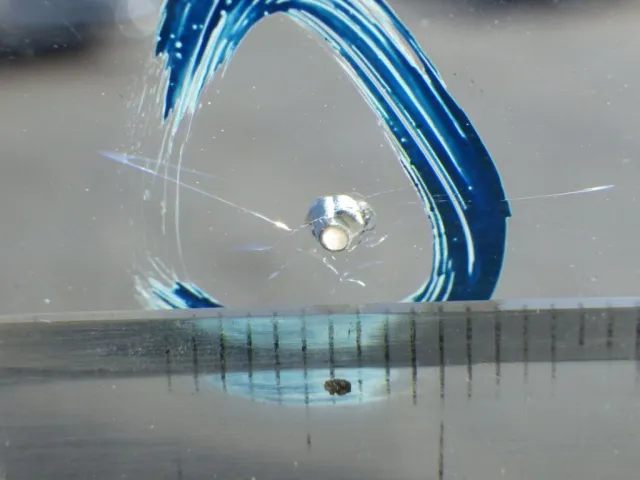 フロントガラスに飛び石キズがあります。|いすゞ ギガ 2PG-CYZ77CMの写真14