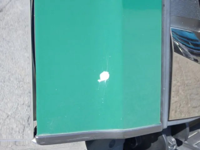フロントパネルに飛び石キズがあります。|いすゞ ギガ 2PG-CYZ77CMの写真22
