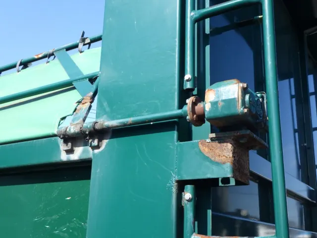 左右のモーター周りにサビがあります。|いすゞ ギガ 2PG-CYZ77CMの写真26