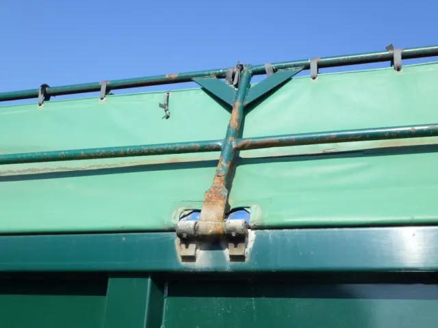 左右のシートアームにサビがあります。|いすゞ ギガ 2PG-CYZ77CMの写真27