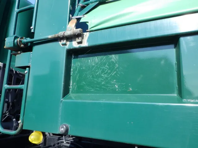 ボディーの前方両サイドにキズがあります。|いすゞ ギガ 2PG-CYZ77CMの写真28