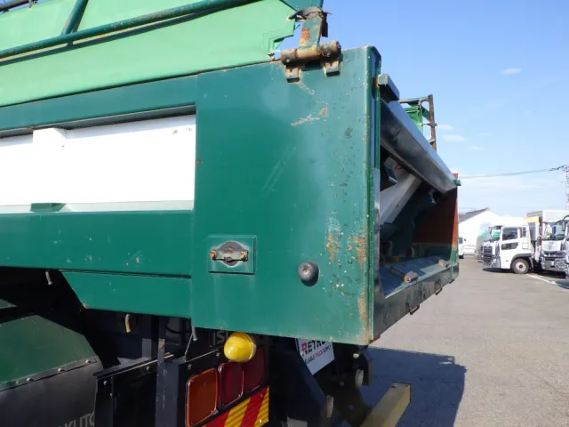 ボディー後方の両サイドにキズ・サビがあります。|いすゞ ギガ 2PG-CYZ77CMの写真30