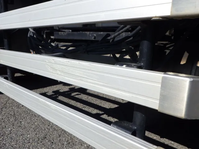 運転席側サイドバンパーにキズがあります。|いすゞ ギガ 2PG-CYZ77CMの写真32