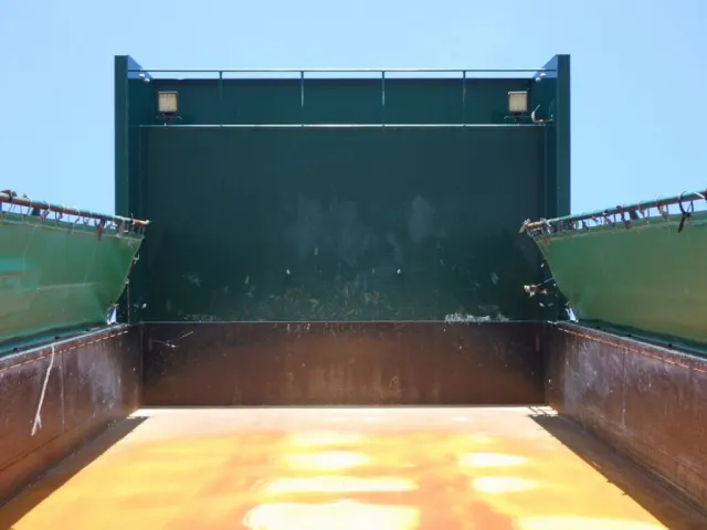 荷台内側にキズ・サビ・ヘコミがあります。|いすゞ ギガ 2PG-CYZ77CMの写真33