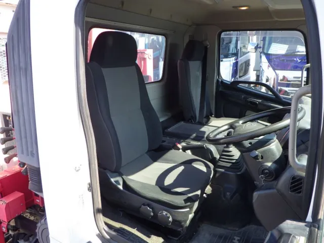 乗車定員は２名です。|日野 レンジャー TKG-FC9JKAA(2WD)の写真6