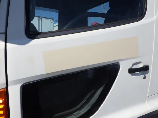 助手席側ドアに塗装跡があります。（運転席側にもあります）|日野 レンジャー TKG-FC9JKAA(2WD)の写真25