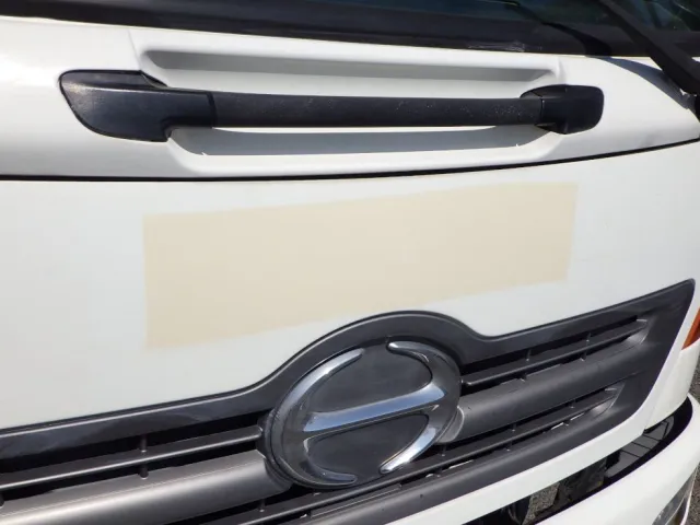 フロントパネルに塗装跡があります。|日野 レンジャー TKG-FC9JKAA(2WD)の写真27