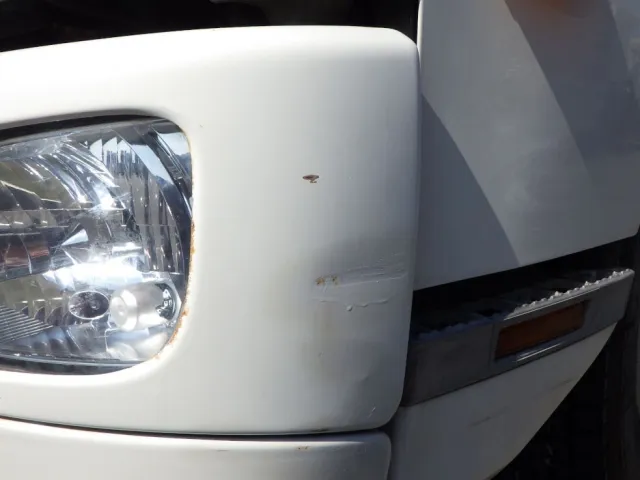 フロントバンパーの助手席側にキズ・ヘコミ・塗装跡があります。|日野 レンジャー TKG-FC9JKAA(2WD)の写真29