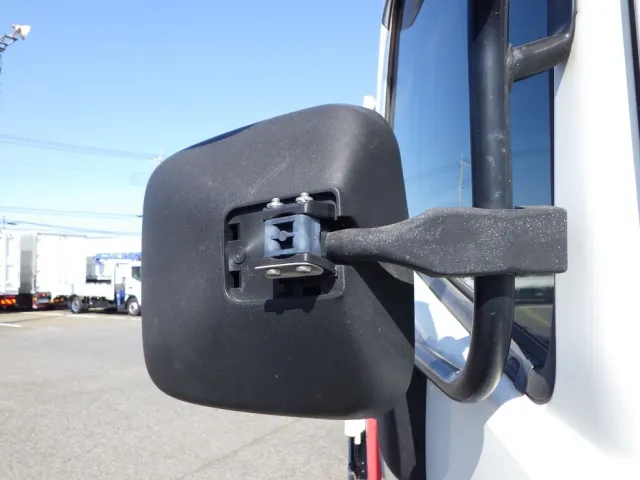 運転席側アンダーミラーカバーが欠損しています。|日野 レンジャー TKG-FC9JKAA(2WD)の写真31