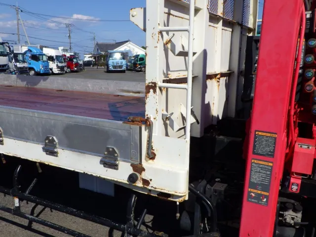 ボディー前方の両サイドにサビがあります。|日野 レンジャー TKG-FC9JKAA(2WD)の写真35