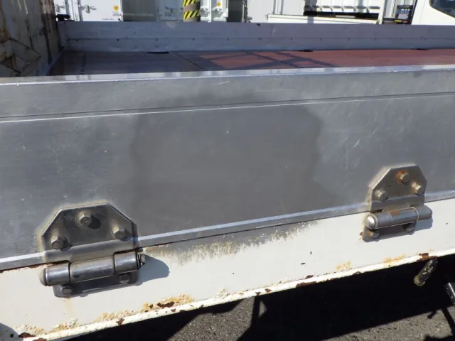 左右のアオリ後方に塗装跡があります。|日野 レンジャー TKG-FC9JKAA(2WD)の写真38