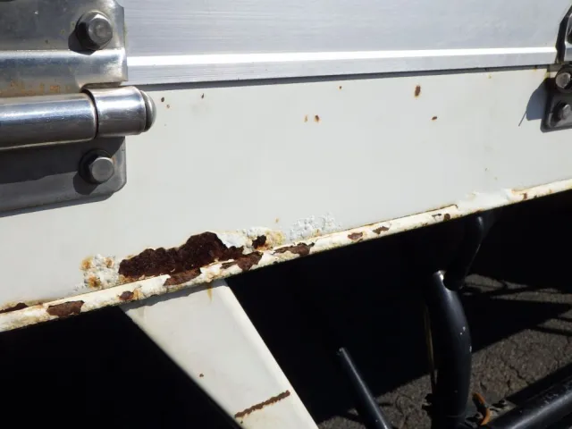 左右のサイドレールにキズ・サビがあります。|日野 レンジャー TKG-FC9JKAA(2WD)の写真39