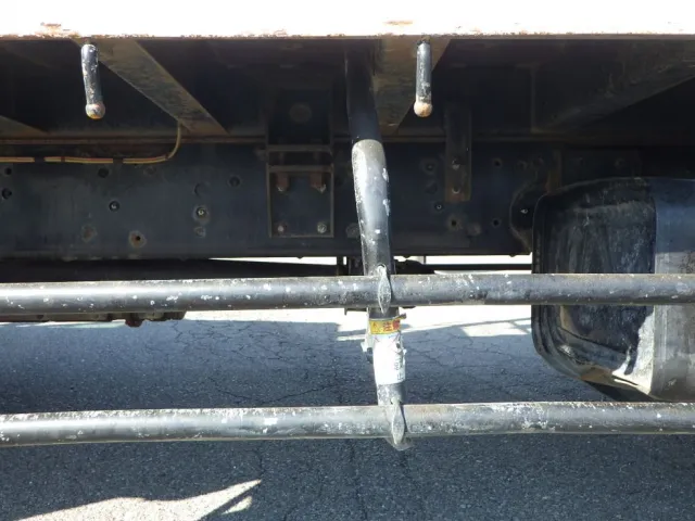 助手席側サイドバンパーステーに曲がりがあります。|日野 レンジャー TKG-FC9JKAA(2WD)の写真42