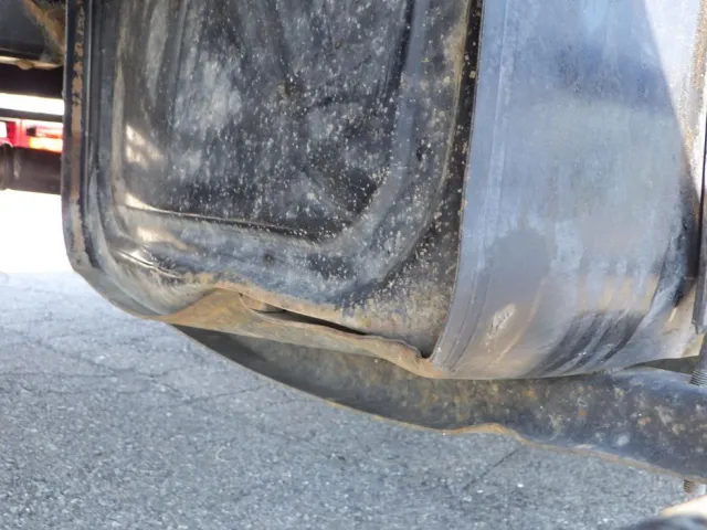 燃料タンク下側にキズ・サビ・ヘコミがあります。|日野 レンジャー TKG-FC9JKAA(2WD)の写真45