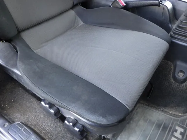 運転席座面にヘタリがあります。|日野 レンジャー TKG-FC9JKAA(2WD)の写真50