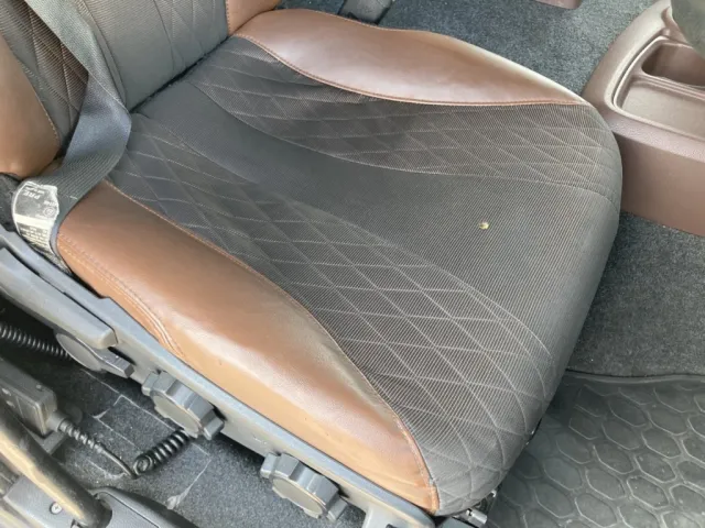 シート座面の状態です。(スレやタバコ穴があります。)|日野 プロフィア 2DG-FW1AHGの写真14