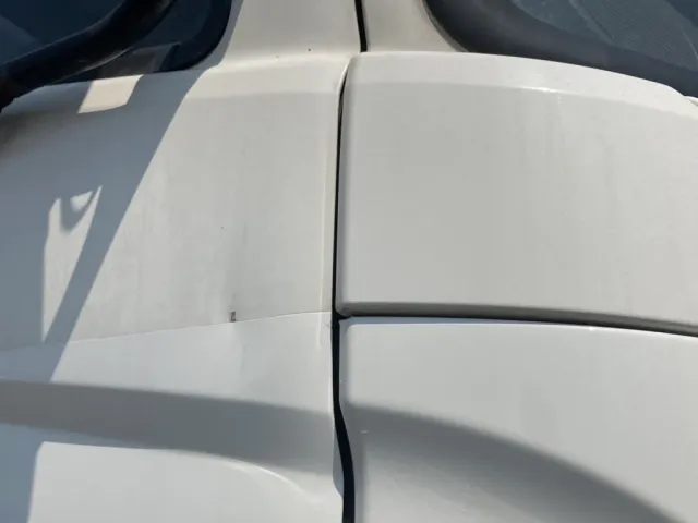 右ドア前方に小さい凹みが有ります。|日野 プロフィア 2DG-FW1AHGの写真45