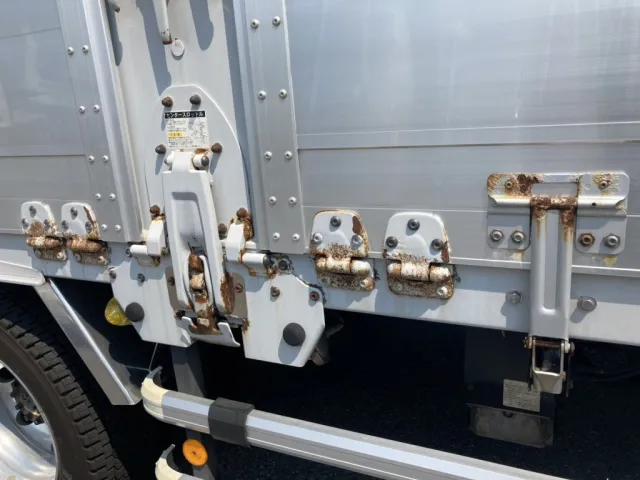 丁番、キャッチ等にサビが有ります。|日野 プロフィア 2DG-FW1AHGの写真46