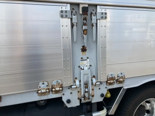 丁番、キャッチ等にサビが有ります。|日野 プロフィア 2DG-FW1AHGの写真47