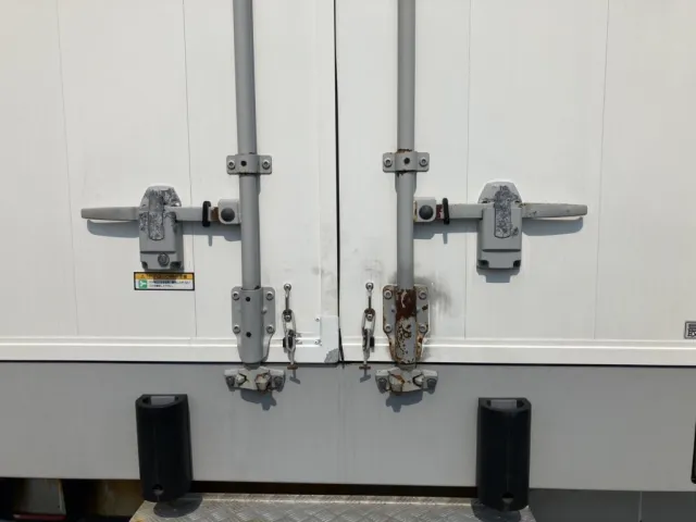 丁番、キャッチ等にサビが有ります。|日野 プロフィア 2DG-FW1AHGの写真48