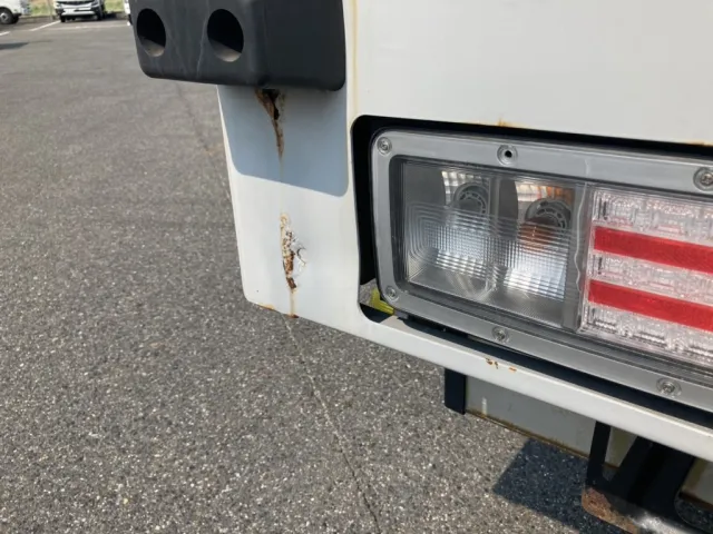 ボデー左後方に凹みが有ります。(テールランプが少しズレています。|日野 プロフィア 2DG-FW1AHGの写真49