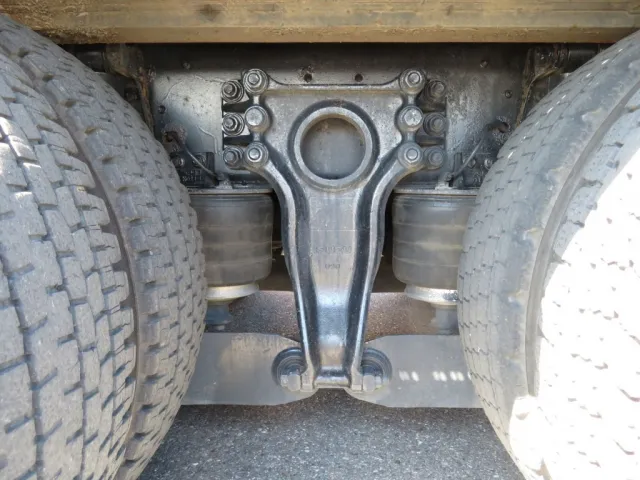 総輪エアサスです。(後軸)|いすゞ ギガ PDG-CYJ77W8Aの写真6