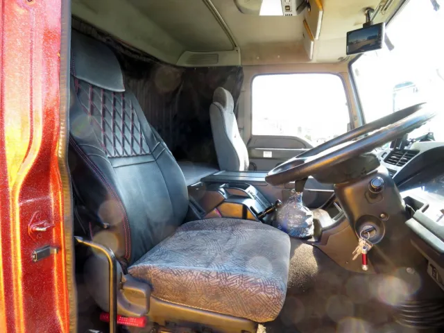 運転席座面にヘタリがあります。|いすゞ ギガ PDG-CYJ77W8Aの写真7