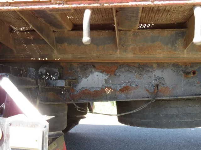 シャーシの状態です。(各所にサビが出ています)|いすゞ ギガ PDG-CYJ77W8Aの写真8