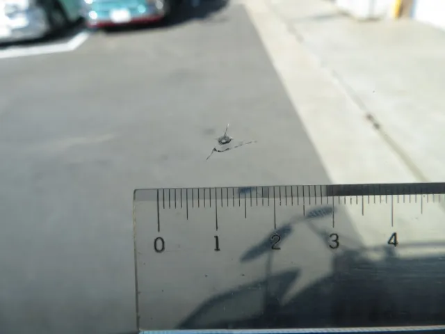 フロントガラス運転席側に飛び石跡があります。|いすゞ ギガ PDG-CYJ77W8Aの写真16