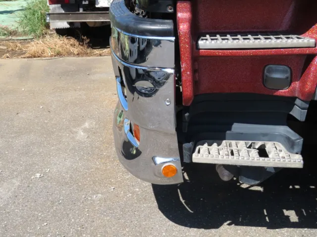 フロントバンパー助手席側に歪みがあります。|いすゞ ギガ PDG-CYJ77W8Aの写真18