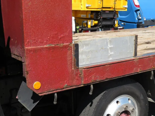 助手席側前柱下部にサビ、あおりにキズ・ヘコミがあります。|いすゞ ギガ PDG-CYJ77W8Aの写真19