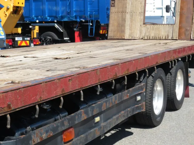 助手席側サイドレールに各所にサビがあります。|いすゞ ギガ PDG-CYJ77W8Aの写真20