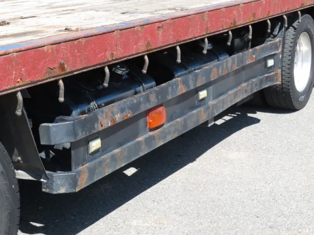 助手席側サイドバンパーに曲がり・サビ・腐食があります。|いすゞ ギガ PDG-CYJ77W8Aの写真21