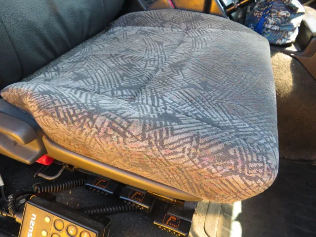 運転席座面の状態です。|いすゞ ギガ PDG-CYJ77W8Aの写真31