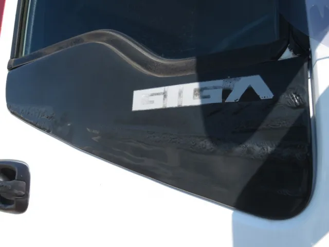 運転席ドアの樹脂パネル部分が溶けています。|いすゞ ギガ PDG-CYJ77W8Aの写真34