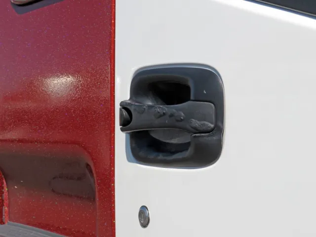 運転席ドアハンドルに溶けています。|いすゞ ギガ PDG-CYJ77W8Aの写真35