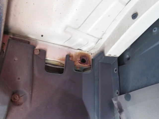 キャブフロア底面に腐食・穴あき箇所があります。|いすゞ ギガ PDG-CYJ77W8Aの写真37