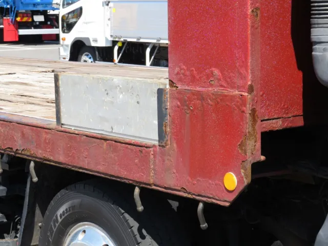 運転席側前柱下部にサビ・腐食があります。(あおりにキズ・ヘコミがあります)|いすゞ ギガ PDG-CYJ77W8Aの写真38