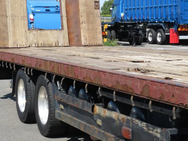 運転席側サイドレール各所にサビがあります。|いすゞ ギガ PDG-CYJ77W8Aの写真39