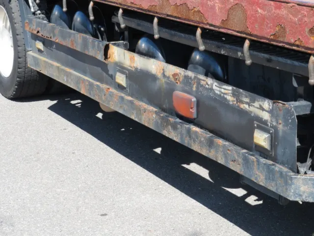 運転席側サイドバンパー各所にサビ、一部欠損箇所があります。|いすゞ ギガ PDG-CYJ77W8Aの写真40