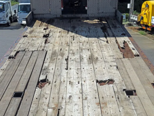 床板各所に割れ・欠損箇所があります。(前側)|いすゞ ギガ PDG-CYJ77W8Aの写真41