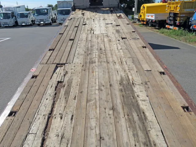 床板各所に割れ・欠損箇所があります。|いすゞ ギガ PDG-CYJ77W8Aの写真42