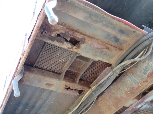 横ネタ(運転席側)に腐食・穴あき箇所があります。|いすゞ ギガ PDG-CYJ77W8Aの写真43