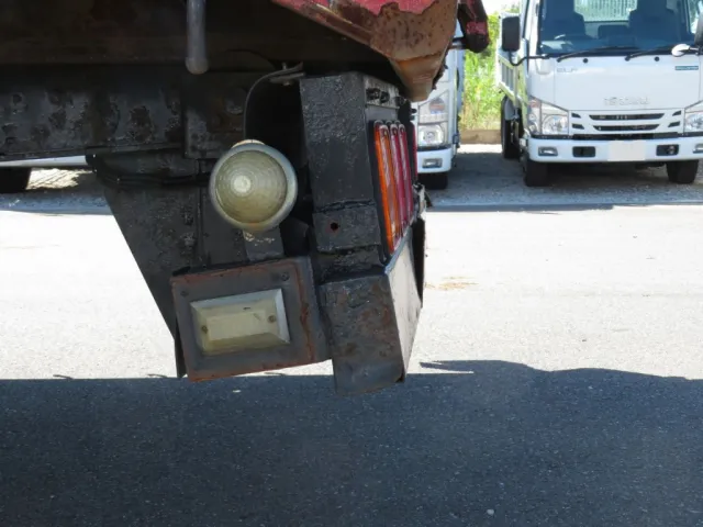 テールランプ及びリアバンパーに曲がりがあります。|いすゞ ギガ PDG-CYJ77W8Aの写真50