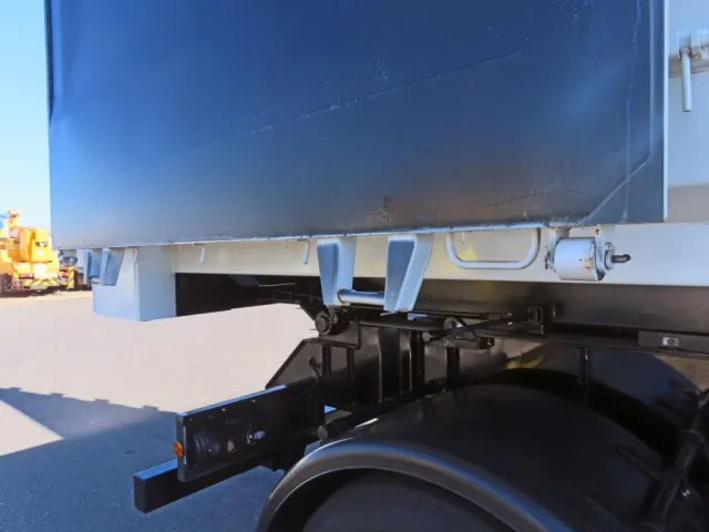 リア扉下部に少しサビがあります。（塗装前の状態です）|トレクス  PFB34112の写真32